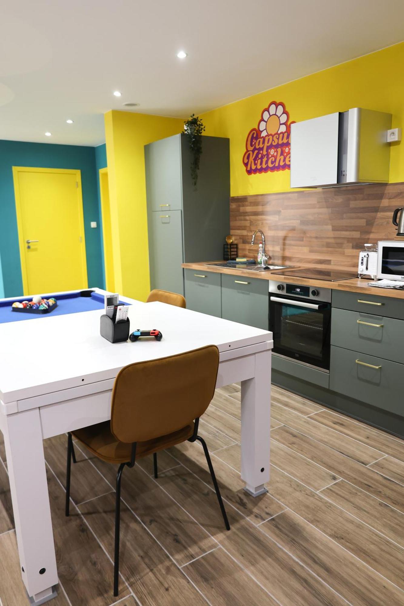 Capsule Groovy-Jacuzzi-Sauna-Billard-Netflix- Nintendo Switch & Jeux Mons Kültér fotó